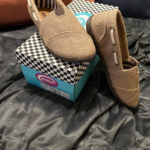 Tan Burlap Shoes, New Without Tags - Picture 4 of 5